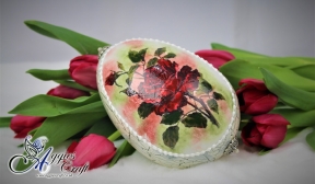 Easter Egg with Red Roses